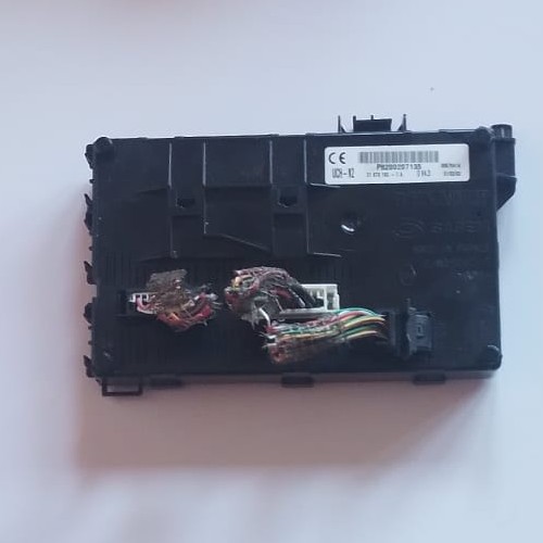 Caja de fusibles de relé Renault Clio UCH-N2 P8200207135