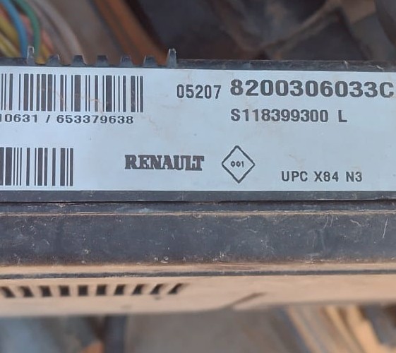 Caja de relés fusibles Renault 8200306033C S118399300L UPC X84 N3 - Imagen 2